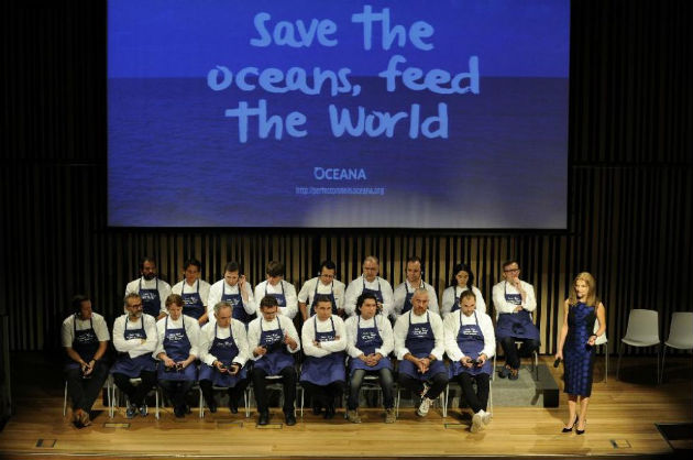 (Az első sorban, bal-jobb) Ashley Palmer-Watts, Massimo Bottura, Grant Achatz, Ferran Adria, Andoni Luis Aduriz, Joan Roca, Gaston Acurio, Alex Atala, Daniel Humm; (a hátsó sorban, bal-jobb) Enrique Olvera, Rodolfo Guzman, Heinz Reitbauer, German Wissler, Norman Laprise, Pedro Subijana, Brett Graham, Elena Arzak és Jose Luis Gonzalez – a „Save the Oceans: Feed the World” című világméretű kampányt megelőző konferencia résztvevői San Sebastianban (Fotó: MNO/MTI/Ander Gillanea/Europress/AFP)