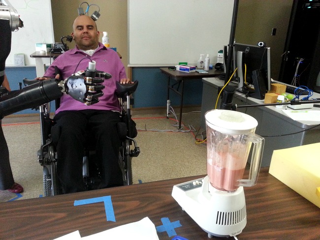 Eric Sorto robotkart irányít gondolataival (Fotó: AFP / Hirado.hu)