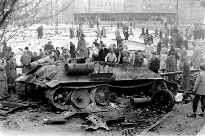 T-34 - Móricz Zsigmond körtér, Budapest (1956.10.23.)  (forrás:wotinfo.hu)