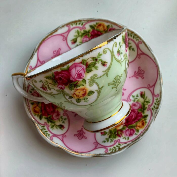 A porcelán csésze és a kistányér két különböző városból került elő, de ugyanazt a szerencsés megtalálót gazdagította.
