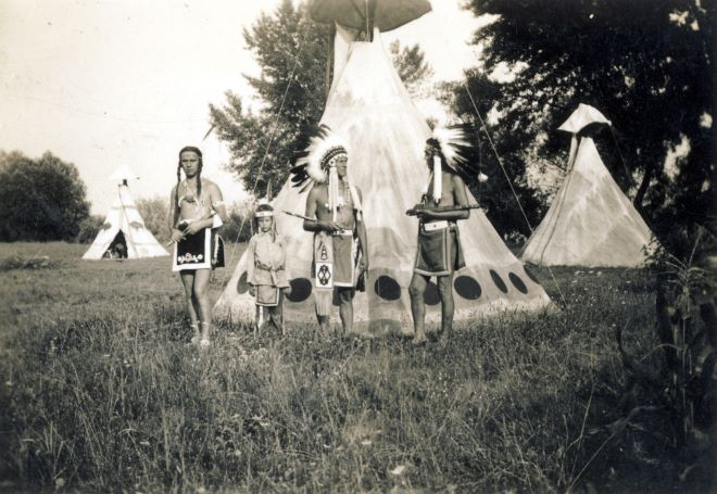 Fotó: Fortepan / Zsivkov Anita - Koós Árpád / Kocsis András: A Kismarosi-sziget indiánjai, 1938