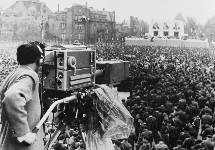 A Magyar Televízió kamerája élőben közvetít a Hősök teréről 1957. május 1-én. (Forrás: fortepan.hu)