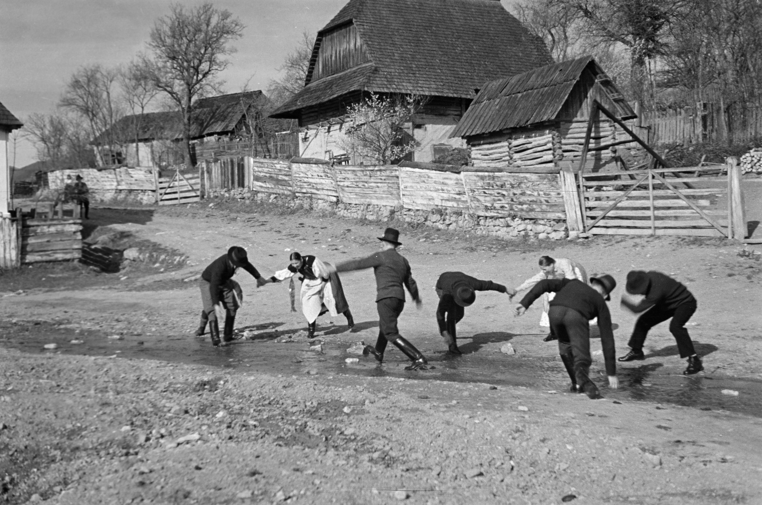 Húsvéti locsolkodás, Körösfő (Fortepan / Horváth József)